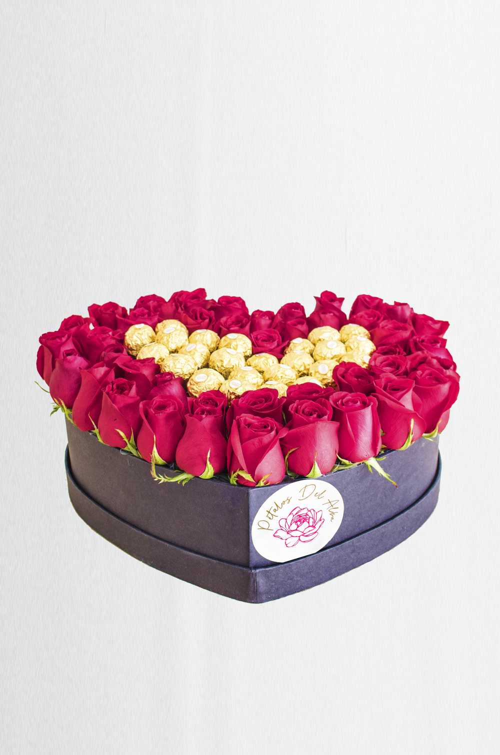 Corazón de rosas con chocolates