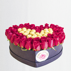 Corazón de rosas con chocolates